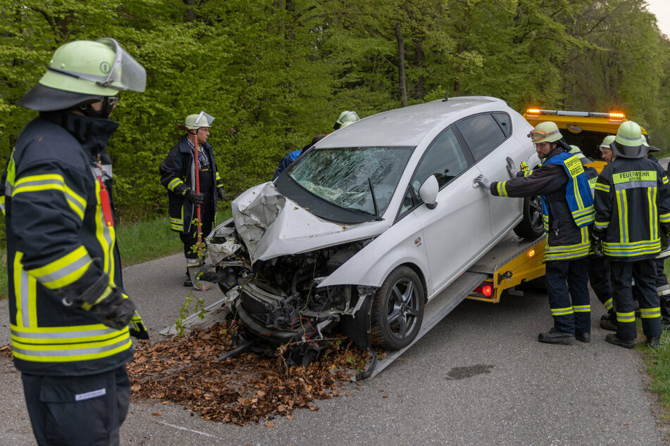 Schwangere Frau kracht mit Auto gegen Baum: Rettungshubschrauber fliegt Verletzte in Uniklinik