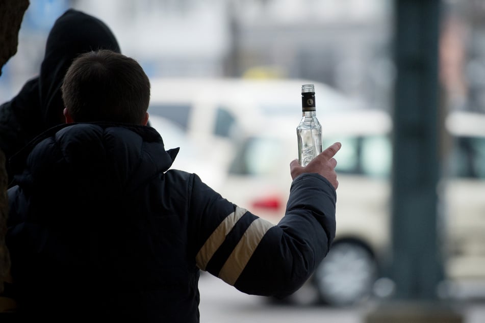 Reisende, die sich am Bahnhof mit Alkohol blicken lassen, müssten dann künftig mit einem Platzverweis rechnen. (Symbolbild)