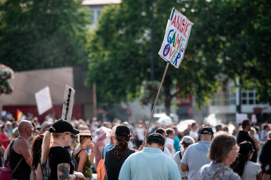 Menschen demonstrieren in Dortmund gegen die aktuellen Corona-Maßnahmen