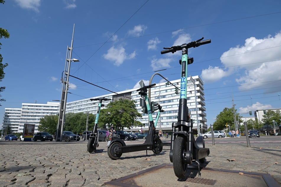 Großstadt-Erscheinung E-Scooter. Einer aktuellen Bewertung des Verbandes Deutscher Verkehrsunternehmen zufolge ist bei ihnen die Wahrscheinlichkeit eines Akku-Brandes deutlich höher als bei anderen Elektrofahrzeugen.