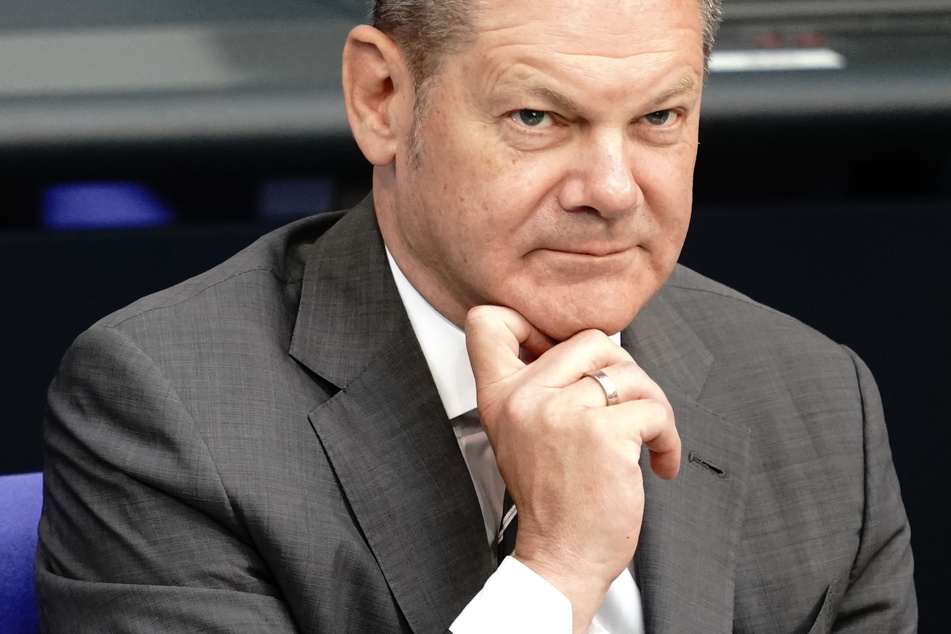 Der Bundesfinanzminister Olaf Scholz (SPD) verfolgt am Montag die Sondersitzung des Deutschen Bundestages zur geplanten Absenkung der Mehrwertsteuer ab dem 1. Juli 2020.