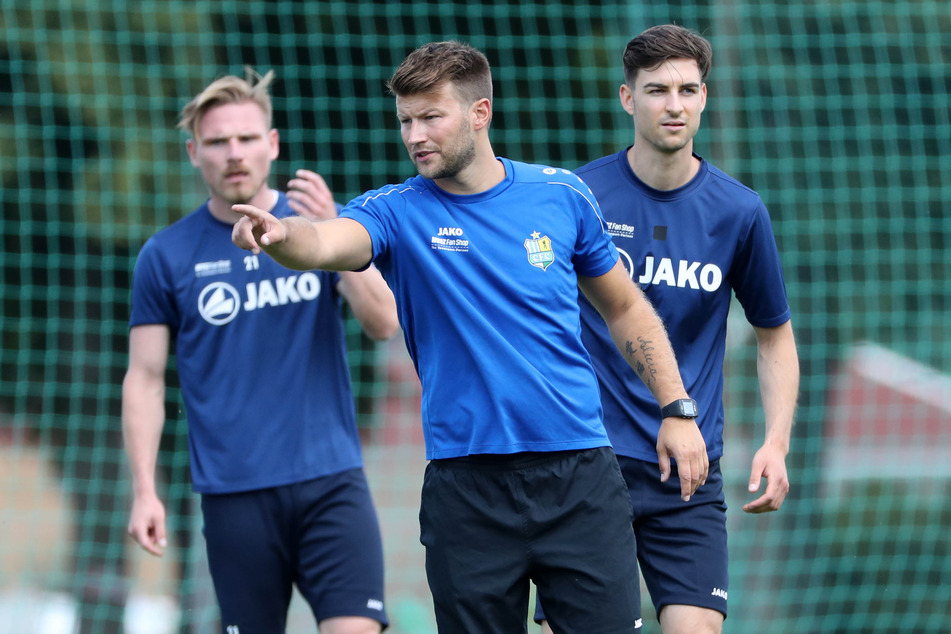 Trainer Daniel Berlinski (M.) mit Neuzugang Robert Zickert (l.) und Danny Breitfelder. Er spielt derzeit zur Probe vor.