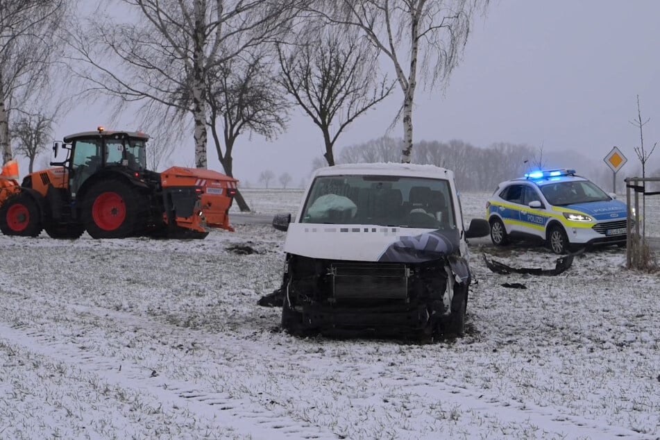 Bei winterlichen Bedingungen stieß der Schulbus mit dem Schneepflug zusammen.