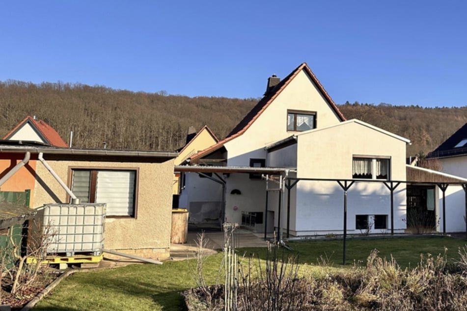 Dieses Einfamilienhaus mit Garten, Garage und Keller wartet auf neue Besitzer