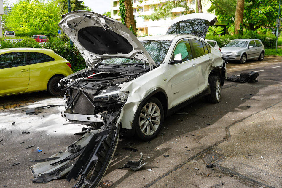 Auch dieser weiße BMW wurde bei dem Crash schwer in Mitleidenschaft gezogen.