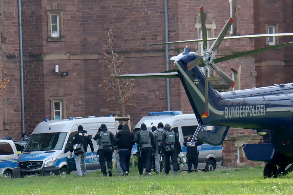 Los policías llevan en noviembre de 2024 a los detenidos durante la redada contra presuntos extremistas de derecha ante el juez de instrucción del Tribunal Federal.