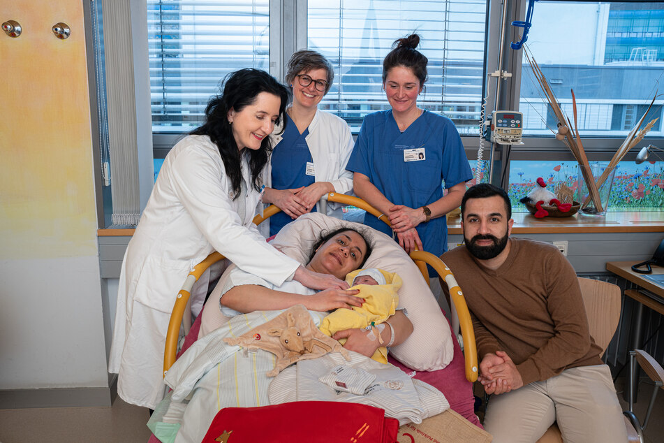 Eltern Esra und Remzi (r.) freuen sich über ihre Tochter Esma, die am 29. Februar geboren wurde. Klinikdirektorin Prof. Pauline Wimberger (l.) und das Team aus Pflegenden und Hebammen gratulierten.