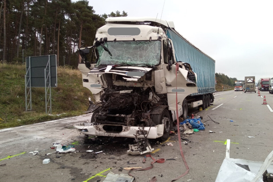 Der Fahrer des Sattelzugs (46) hat ein Stauende übersehen und konnte nicht mehr rechtzeitig bremsen.