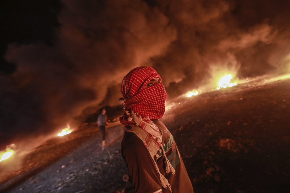 Palästinenser verbrannten am Samstag Reifen nach einer Demonstration an der Grenze zwischen dem Gazastreifen und Israel.