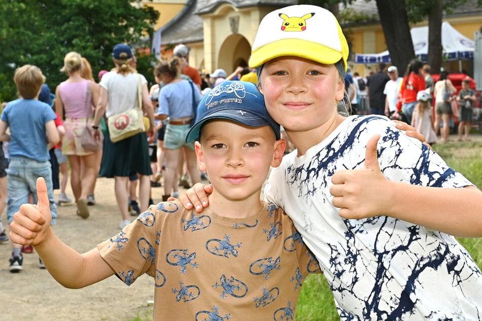 Joschka (7, l.) und sein Bruder Farin (10) freuten sich schon in der Schlange mächtig auf die Show.