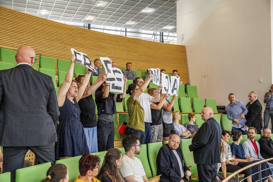 Die Protestler hielten den Schriftzug "Free Maja" hoch.