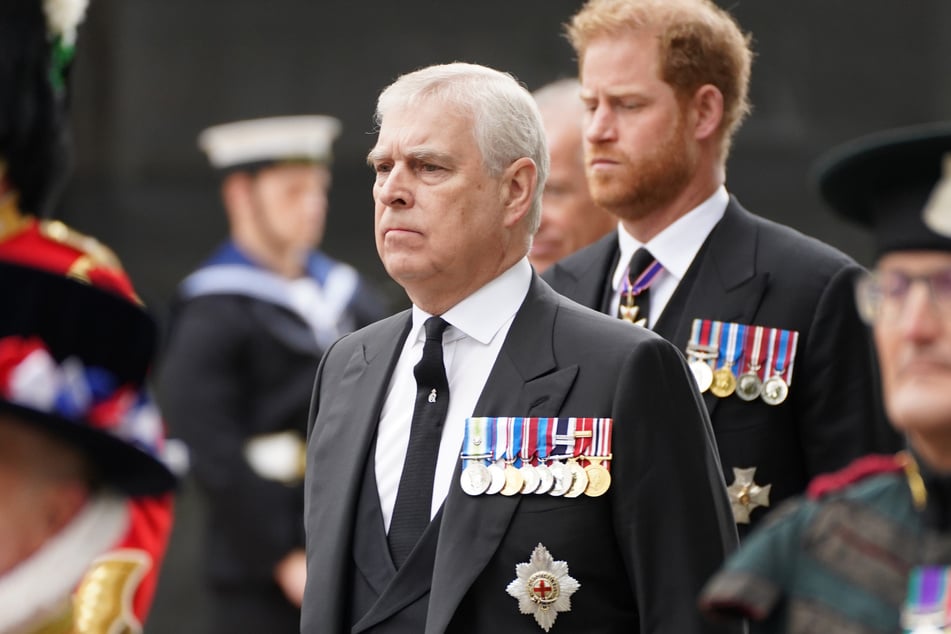 Prinz Harry über Prinz Andrews Sex-Skandal: "Beschämend!"