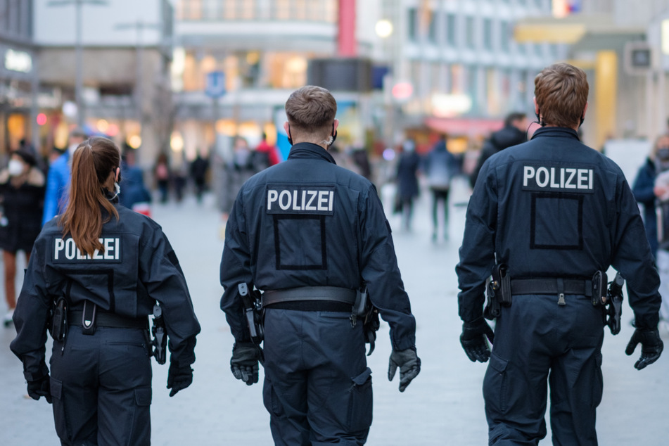 Polizisten in Niedersachsen erhalten eine frühere Impfung gegen das Coronavirus. (Symbolbild)
