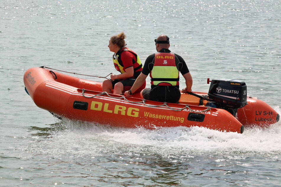 Einsatzkräfte von Feuerwehr und DLRG sicherten das herrenlose Schlauchboot. Zuvor war ein Mann aus ungeklärter Ursache von dem Boot ins Wasser gestürzt. (Symbolfoto)