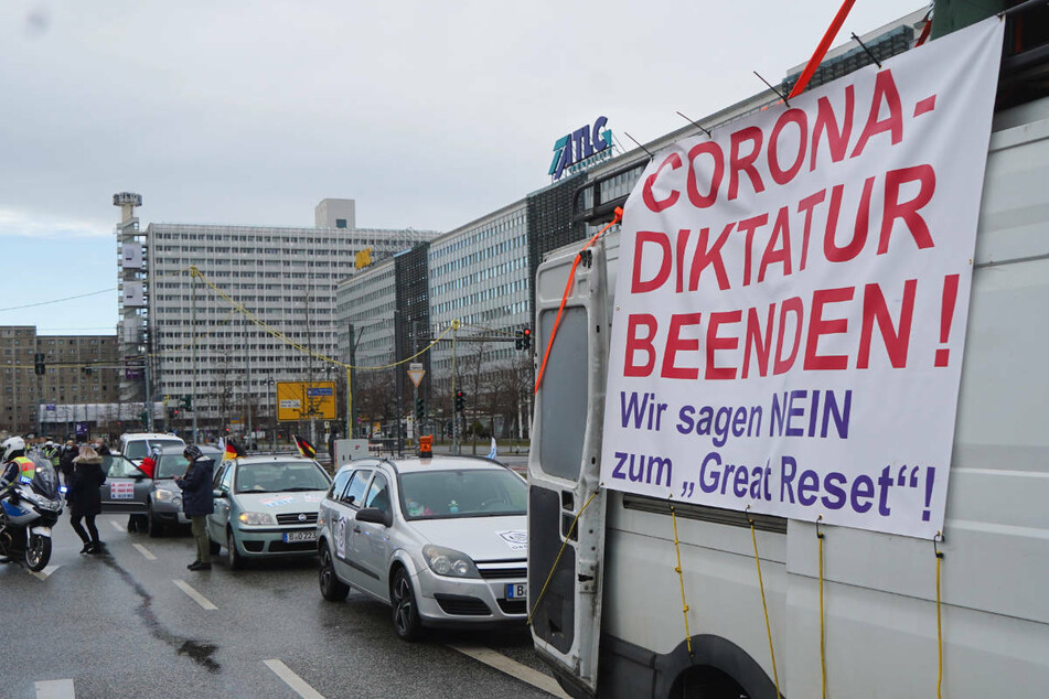 Ein Autokorso rollt im März durch Berlin, um gegen die Corona-Maßnahmen zu demonstrieren. Am Samstag sind aus diesem Grund auch mehrere Demonstrationszüge durch Brandenburg gefahren.