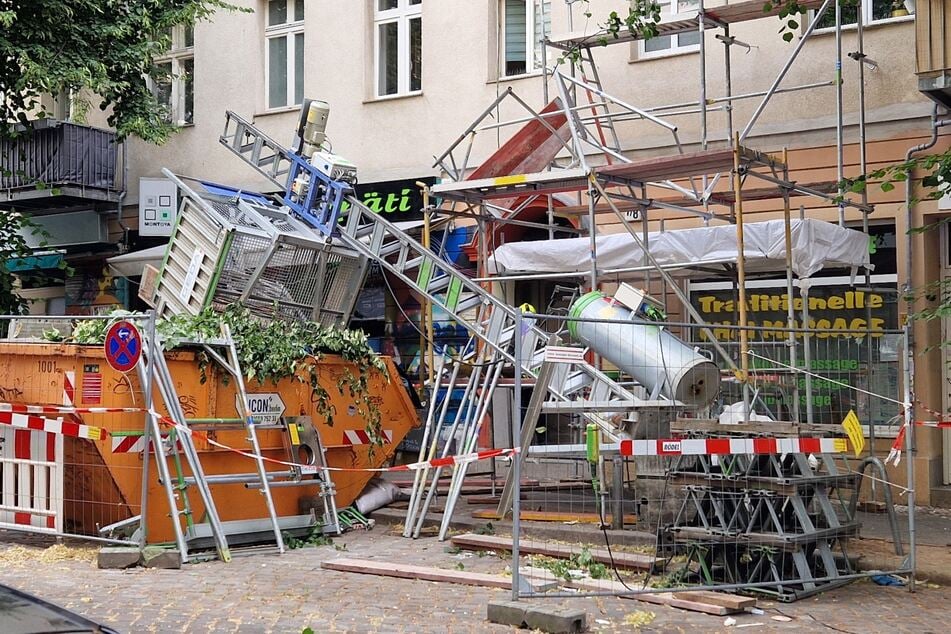Warum das Baugerüst umkippte, ist bislang nicht geklärt.