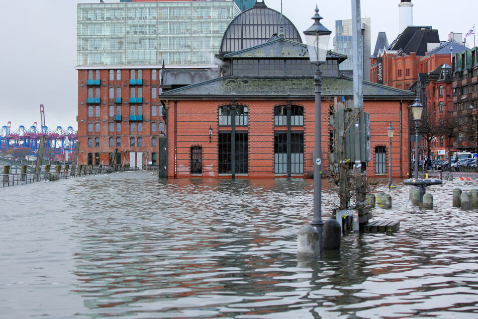 Der Fischmarkt und andere Teile Hamburgs werden in den kommenden Stunden wohl ein bis zwei Mal überschwemmt. (Archivbild)