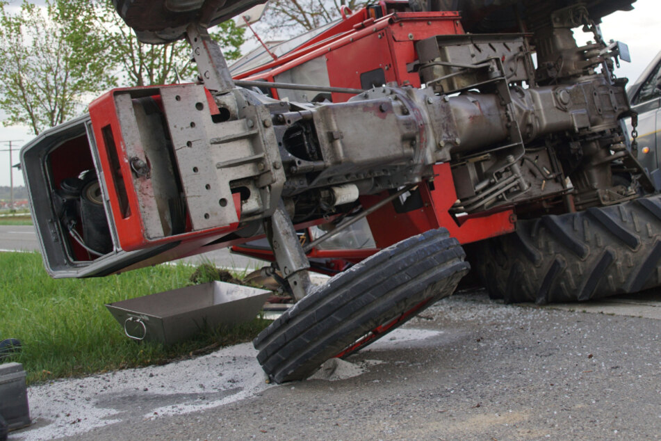 Der Traktor kippte durch die Wucht des Aufpralls um. (Symbolbild)