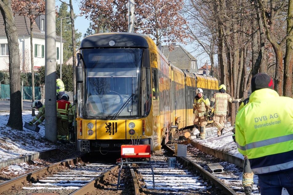 Die Straßenbahn sprang aus der Weiche. Nun muss die Tram mühsam zurück auf die Gleise gehoben werden.