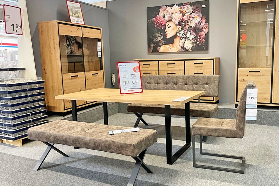 Großer Ausverkauf bei Möbelhaus: Esstische, Kommoden und Stühle stark reduziert