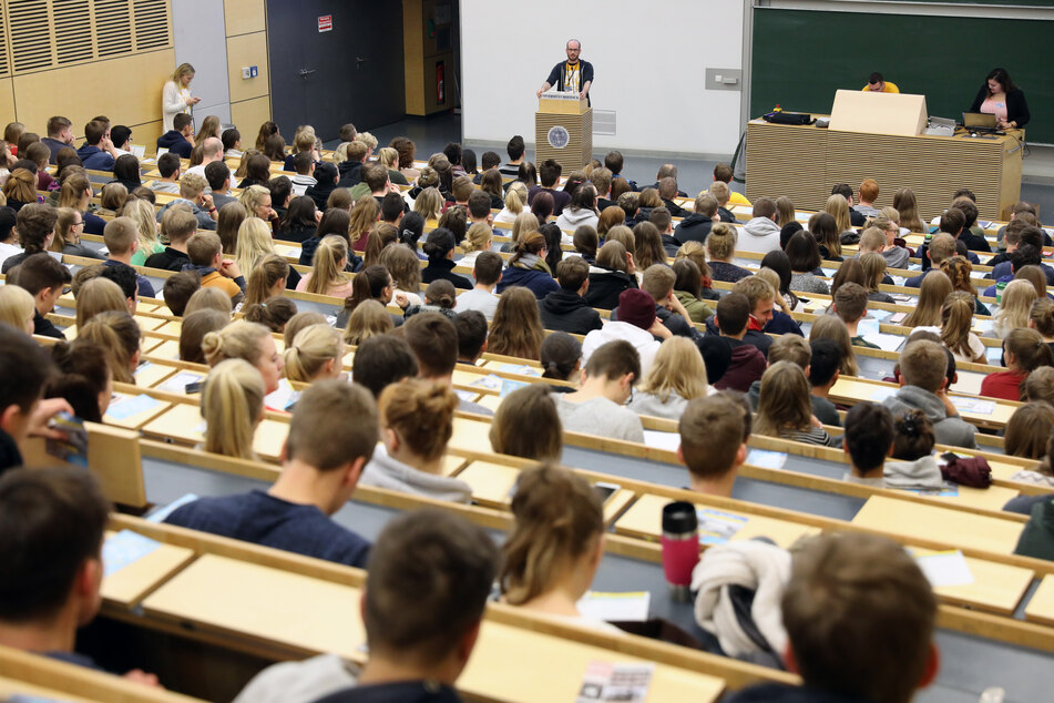 Das "Bundesausbildungsförderungsgesetz" (Bafög) trat am 1. September 1971 in Kraft. Seitdem haben nach DSW-Angaben mehr als 4,8 Millionen Menschen ihre Ausbildung damit finanziert.