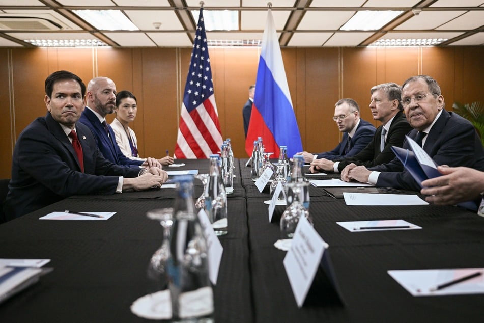 Am Donnerstag trafen Russlands Außenminister Sergej Lawrow (76, r.) und sein US-Kollege Marco Rubio (55) aufeinander.