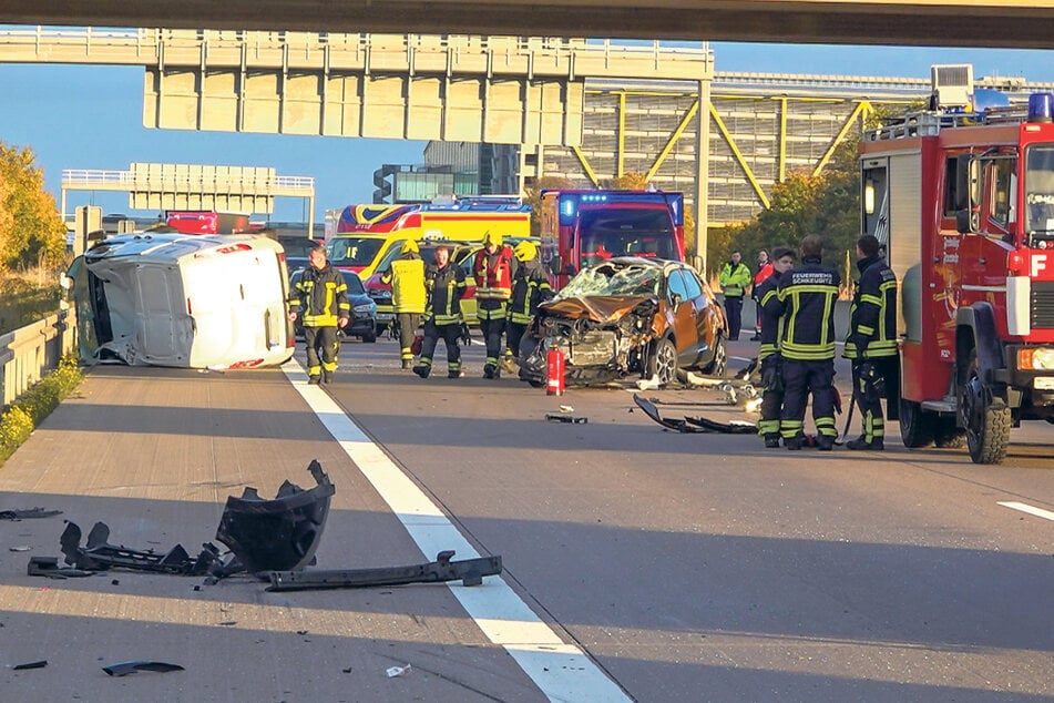 Die A14 war nach dem Unfall in Richtung Halle stundenlang gesperrt. Der Fahrer (28) des umgekippten Ford Transit starb.