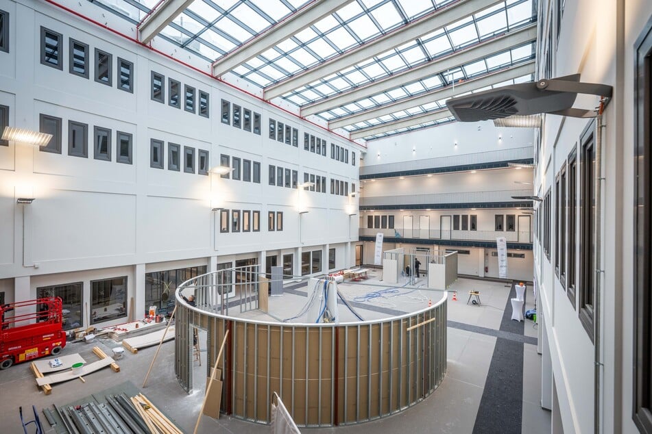 Im Atrium der neuen Poliklinik wird am Bereich der zentralen Anmeldung gebaut.