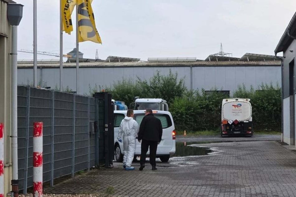 Nach dem grausigen Fund einer Leiche in einem Autowrack in Erkelenz hat die Polizei einen Verdächtigen festgenommen.