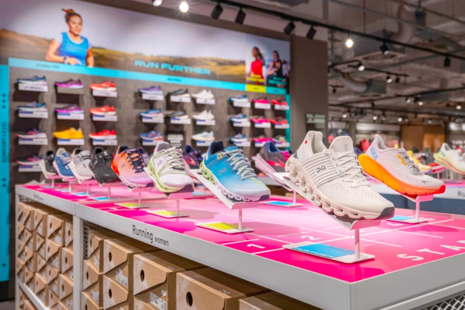 Sichert Euch jetzt bei INTERSPORT 70 Prozent* auf Laufschuhe, Outdoor-Equipment Bikinis oder Badehosen.