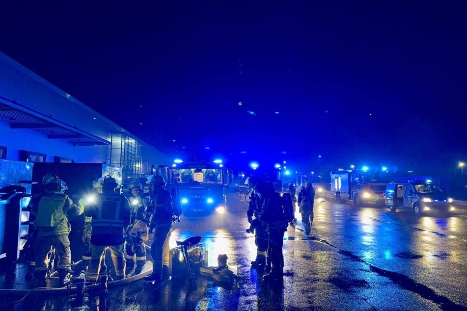 Papierbetrieb in Barleben in Flammen: Rauch stört Löschversuche