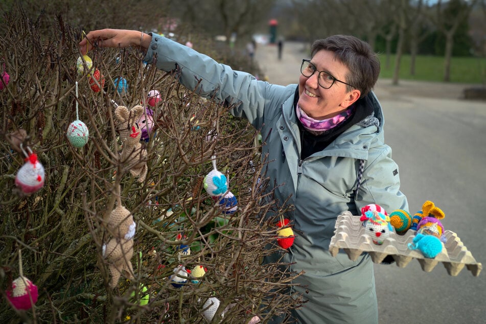 Cornelia Jahn (51) beim Schmücken Sträuchern mit Ostereiner.