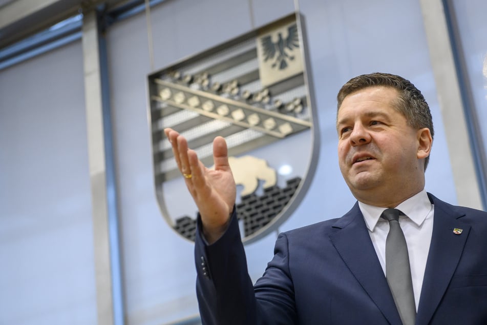 Der neue Ministerpräsident Sven Schulze (46, CDU) kritisiert das Verhalten der FCM-Fans.