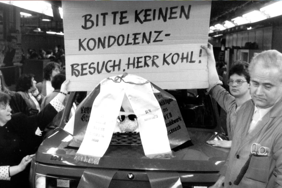 Ein Schicksal, welches 1991 Tausende Ostdeutsche ereilte: Ihr Betrieb wurde geschlossen, ihr Lebenslauf entwertet. Auf viele wartete zunächst das Arbeitslosengeld, andere suchten sich einen Job fern der Heimat.