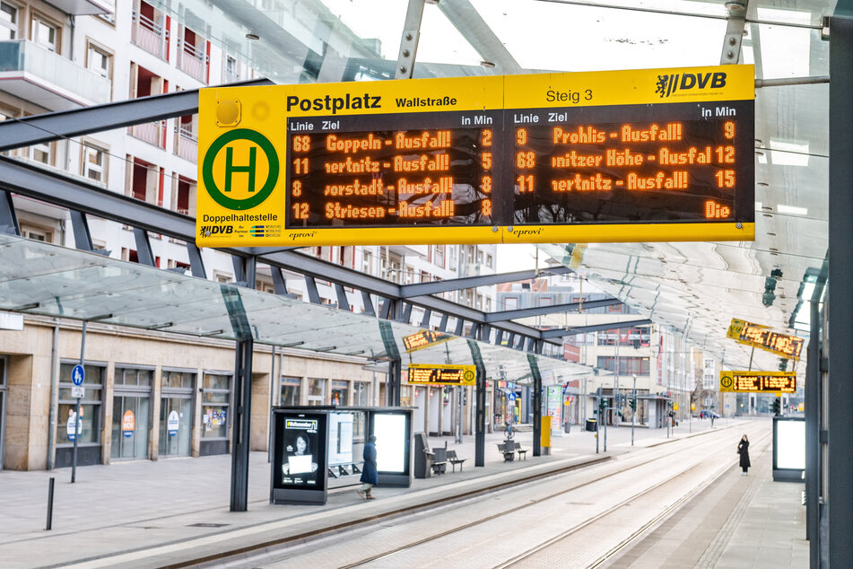 "Ausfall!" - die digitalen Fahrgast-Informationen der Verkehrsbetriebe zeigten die entfallenen Verbindungen an.