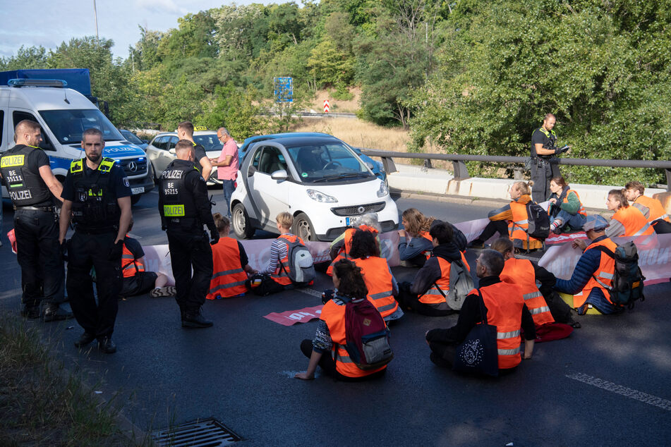 Wegen einer Autobahn-Blockade der "Letzten Generation" musste die Berliner Polizei einschreiten.