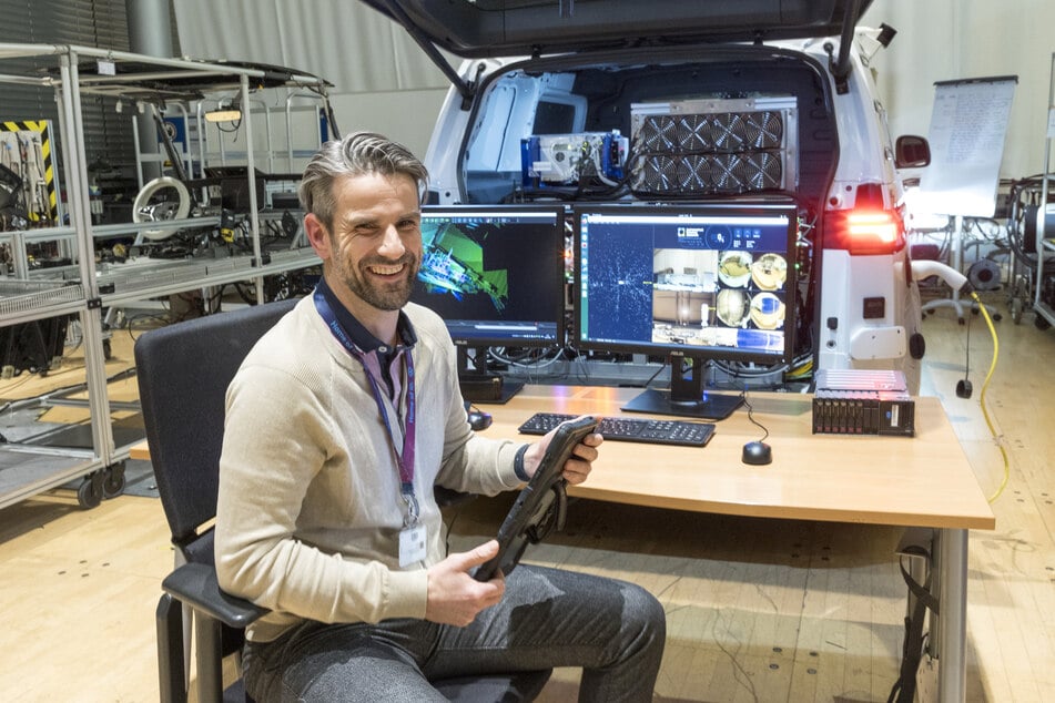 Mitarbeiter Paul Boden (39) hat die Monitore so platziert, dass die Technik dahinter nicht zu sehen ist. Geheimhaltung und Kundenschutz gehören selbstverständlich zum Projekt.