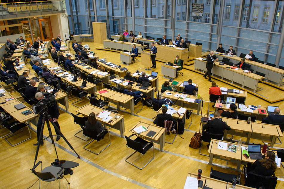 Aktuell sitzen knapp 100 Abgeordnete im Landtag, dabei sind nur etwa 80 vorgesehen.