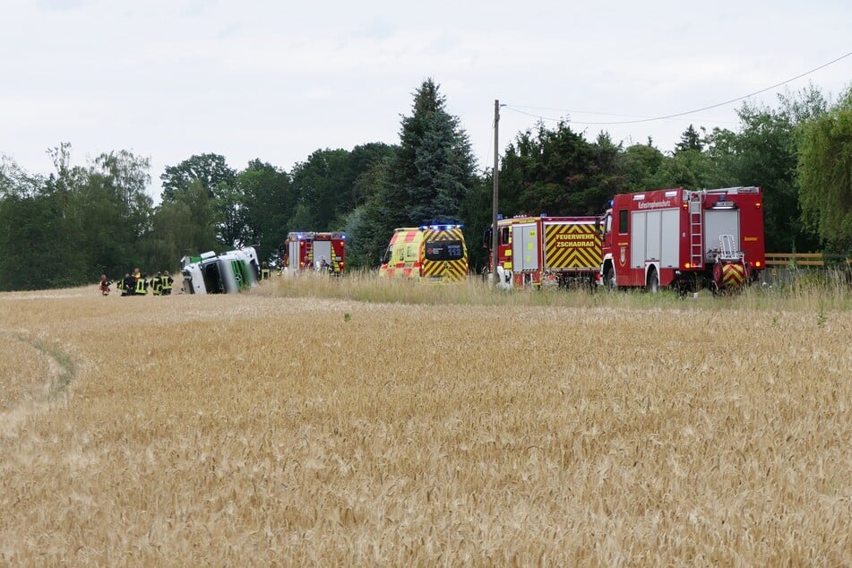Erst durch den Einsatz der Feuerwehr konnte der Fahrer befreit werden. Inzwischen befindet sich der Mann im Krankenhaus.