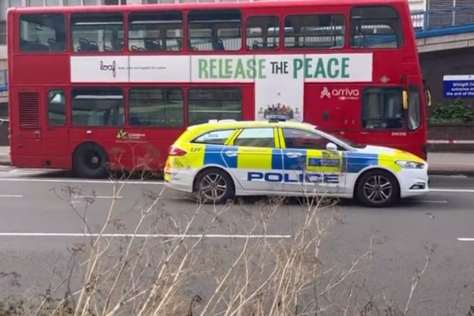 In diesem roten Doppeldecker-Bus begann der Streit, der mit dem Tod des jungen Mädchens endete.