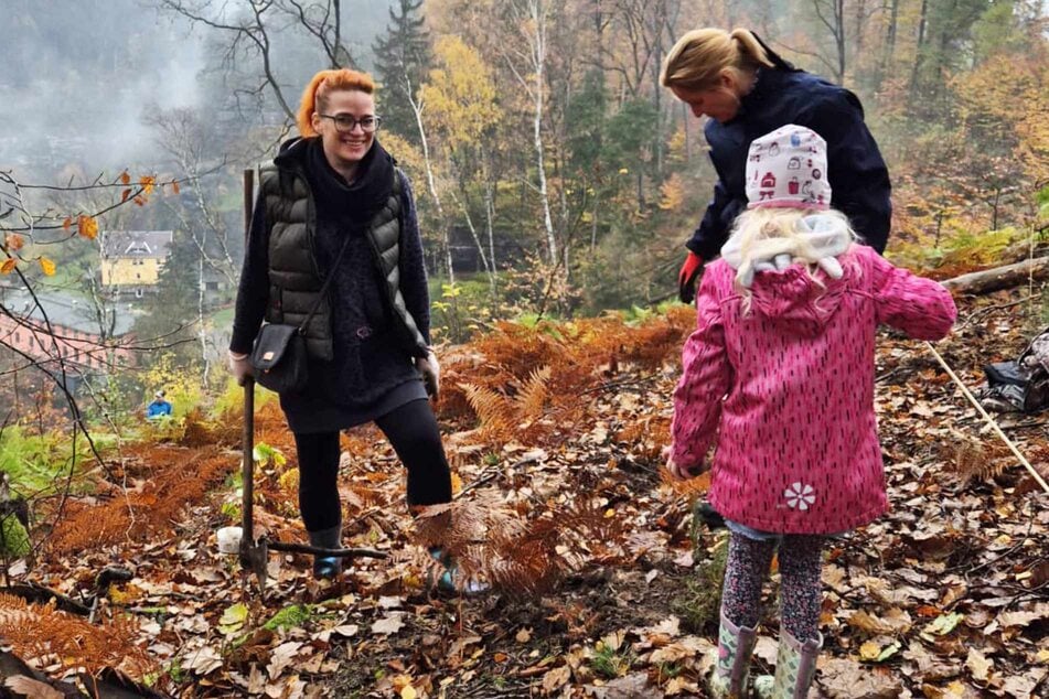 Gemeinsam mit Tochter und Freunden wurden oberhalb von Rathmannsdorf, in der Nähe der Ochelbaude, die Bäume eingepflanzt.