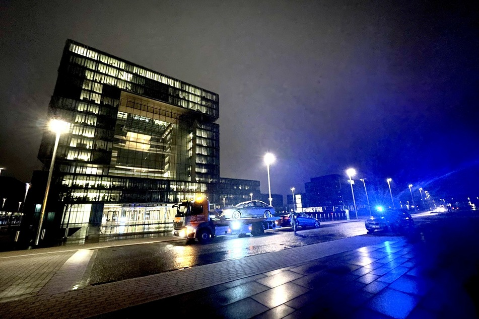 Ein Abschleppdienst nahm die beiden grauen C-Klassen mit. Die Raser hielten die Essener Polizei am Mittwochabend auf Trab.