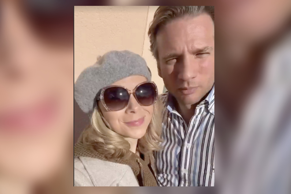 Endlich angekommen: Mit Ehemann Norman Jeschke (43) durfte ein Selfie in der Sonne nicht fehlen.