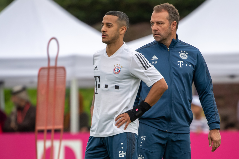 Trainer Hansi Flick (55. r.) und Thiago (29) während einer Übungseinheit des FC Bayern München auf dem Trainingsgelände.
