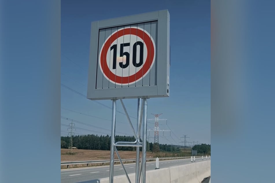 Auf der Autobahn D3 wurden erste Wechsel-Schilder mit Tempolimit 150 angebracht.