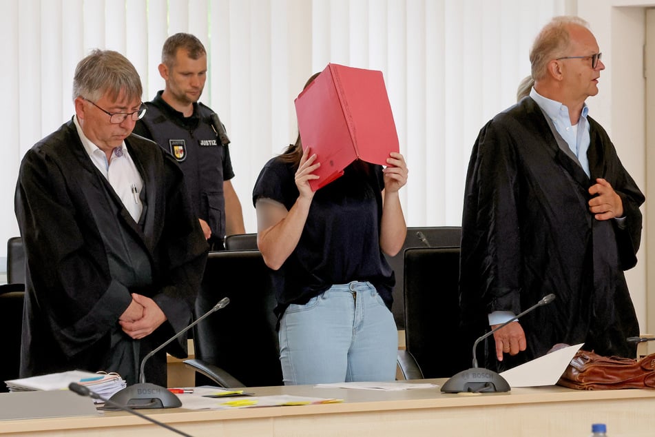 Anwalt Andreas Ohm (v.l.), die Angeklagte (30) und Anwalt Thomas Löcker am sechsten Verhandlungstag.