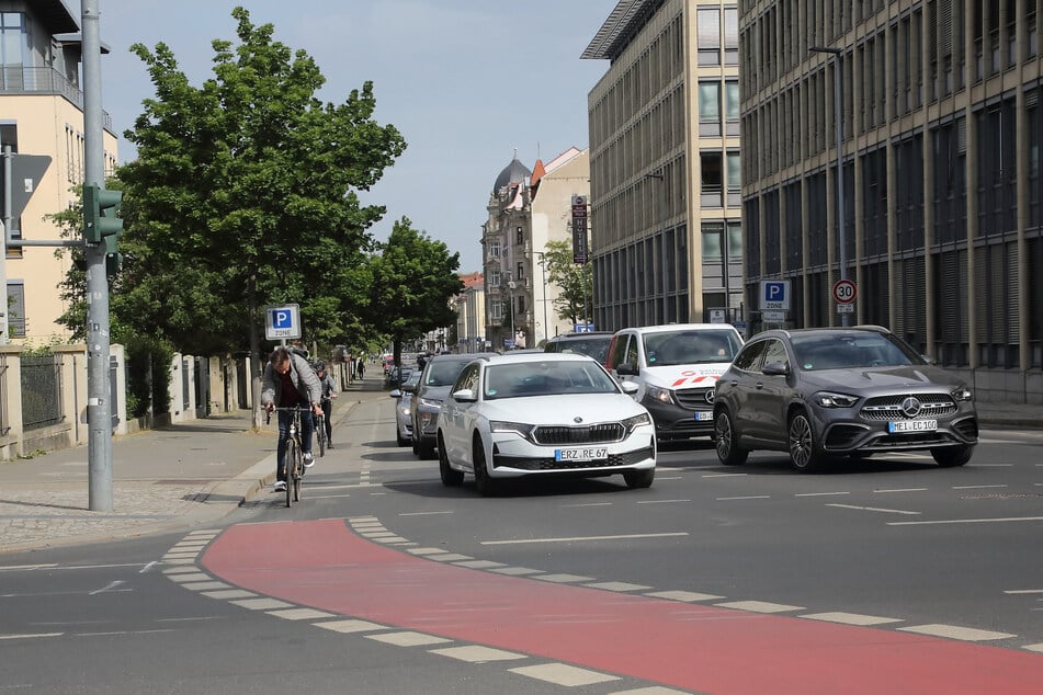 Die linke Auto-Fahrspur, die von der Glacisstraße auf die Albertbrücke führt, wird zum Radfahrstreifen, der bereits bestehende Radweg damit breiter.