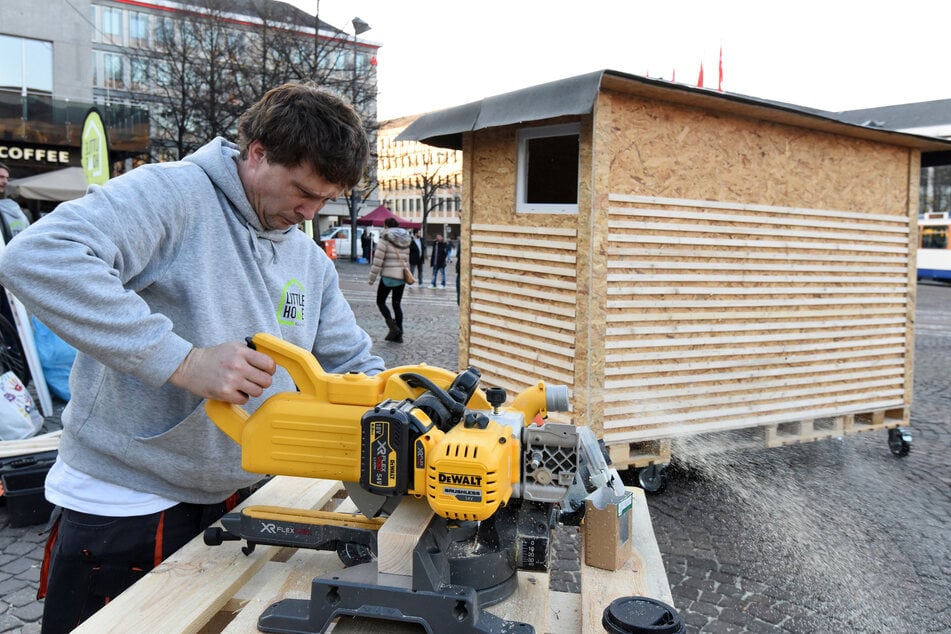 Initiator Sven Lüdecke vom Little Homes e. V. stellt mit ehrenamtlichen Helfern kleine Holzhütten für Obdachlose her.