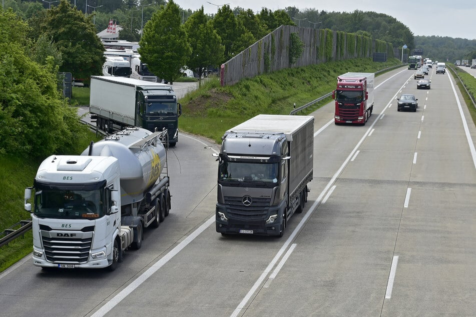 Für die Lkw-Fahrer heißt es entweder Strafe kassieren oder übermüdet weiterfahren.