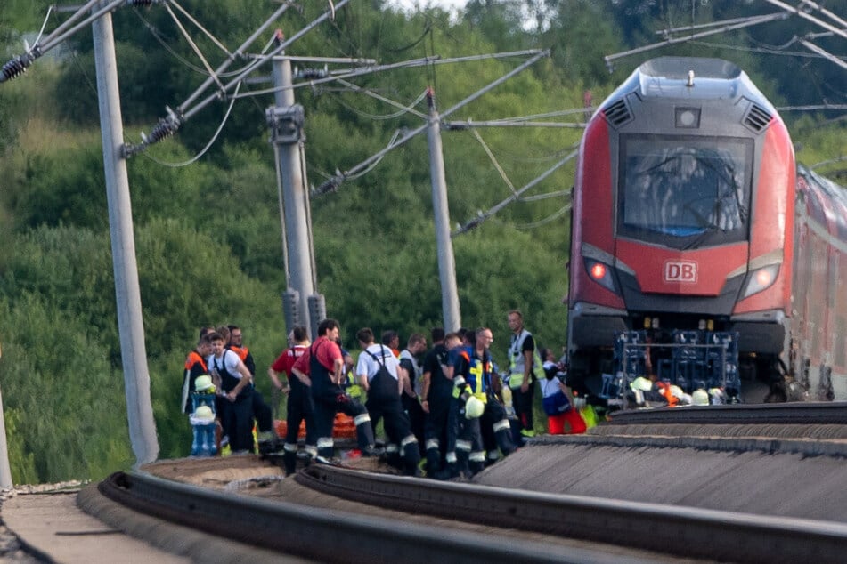 Notfall auf Gleisen: Hunderte Passagiere ohne Klimaanlage in Hitze gefangen!